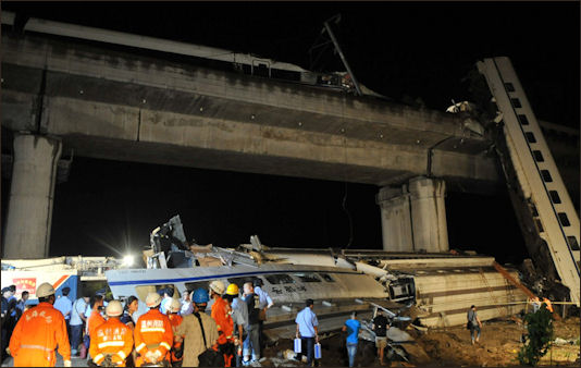 20111105-Xinhua Wenzhou train crash resvue ff.jpg